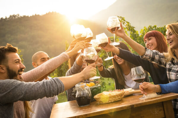 Menschen trinken Rotwein